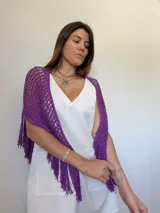 Chal tejido artesanalmente con hilo de algodón color violeta, con diseño calado y flecos.