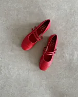 Ballerinas rojas de cuero vegano con doble tira sobre el empeine y hebilla lateral.