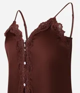 Conjunto de pijama color marrón chocolate, compuesto por un top de satén con breteles finos regulables, escote en V con encaje y botones delanteros; y un short con cintura elástica y encaje en el ruedo.