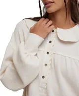 Remera térmica azul con cuello amplio y detalles de botones, de corte holgado y mangas largas.