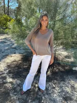 Sweater marrón claro de tejido de punto de algodón, con escote en V y mangas 3/4 estilo ranglán.