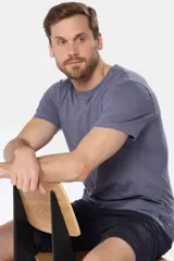 Remera celeste de manga corta con cuello redondo y bordado pequeño en el pecho. Corte clásico.