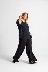 Remerón negro de algodón pima con mangas 3/4 y tajos laterales.