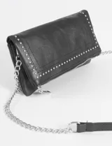 Bandolera negra de cuero vegano con tachas plateadas y correa de cadena metálica.