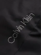 Short deportivo negro de algodón orgánico, con cintura elástica ajustable con cordón, bolsillos laterales y logo de Calvin Klein bordado en la pierna derecha.