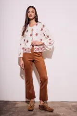 Blusa blanca con estampado de cachemir en color marrón y bordado floral en el ruedo y mangas acampanadas.