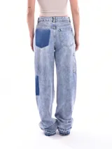 Pantalón de jean recto color rojo con bolsillos laterales.