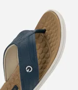 Ojotas marrones de hombre, con tiras anchas texturizadas y plantilla con diseño de círculos.