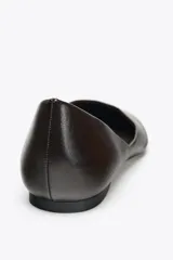 Zapato plano escotado color marrón oscuro, con acabado en punta.
