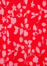 Falda larga roja con estampado floral rosa, de corte recto y cintura elástica.