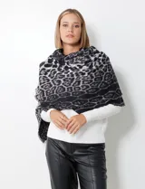 Bufandón cuadrado Barrington de tejido soft con estampado animal print en tonos grises y negros, y terminación desflecada.