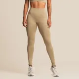 Calza larga color beige, de tiro alto y calce ajustado.