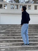 Pantalón de jean celeste, de corte recto.