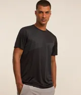 Remera deportiva negra de poliéster con cuello redondo y mangas cortas. Presenta un diseño degradado lateral y protección UV.