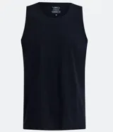 Musculosa deportiva básica de hombre, color negro liso, con escote redondo y sisas amplias.