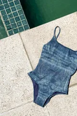 Traje de baño enterizo negro con escote en U, tiras finas y espalda redondeada. Sin almohadillas.