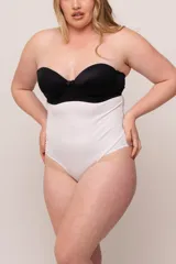 Faja abdominal colaless color blanco, confeccionada en lycra reforzada con breteles desmontables y regulables. Tiene broche en la entrepierna con fundillo de algodón.