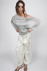 Pantalón bombacho plateado de tiro medio con cintura elástica ajustable con cordones y puños elásticos.