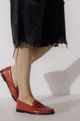 Mocasín con estampado animal print, elaborado en cuero vacuno.