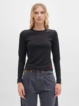 Remera gris de tejido acanalado, cuello redondo y corte crop.