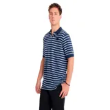 Chomba gris de manga corta con cuello clásico, cierre de dos botones y logo de la marca en el pecho y en la manga.