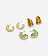 Set de tres pares de aros de diferentes diseños: un par de aros gruesos dorados, un par de aros con diseño orgánico en tonos ámbar y dorado, y un par de aros con resina verde y borde dorado.