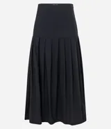 Falda midi evasé negra, confeccionada en tricolina, con pliegues y sin estampado.