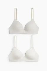 Pack de dos soutiens suaves de algodón, uno liso color blanco y otro gris con textura acanalada. Ambos con copas con relleno, breteles ajustables y cierre de corchetes en la espalda.
