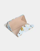 Estuche triangular plegable para anteojos, con cierre imantado y estampado de perros y gatos sobre fondo celeste.