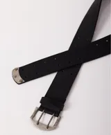 Cinturón negro de cuero con hebilla metálica plateada y múltiples agujeros a lo largo de la correa.