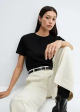 Remera negra de algodón con cuello redondo y mangas cortas.