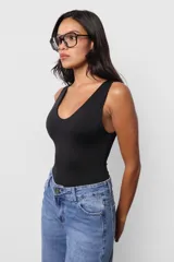 Body negro de microfibra al cuerpo con escote en V y broches snap en la entrepierna.