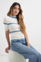 Sweater de punto color beige con rayas horizontales en naranja y blanco, de mangas cortas y cuello redondo.