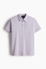 Remera polo lila de punto de algodón liviano, corte ajustado, manga corta, cuello clásico con tapeta de botones y bajo recto.