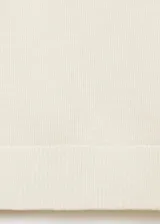 Remera de punto fino color blanco, de manga corta y cuello redondo, corte entallado.