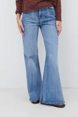 Jean de corte flare con tiro medio, confeccionado en denim de lavado claro con costuras a contratono.