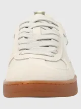 Zapatillas deportivas de cuero y descarne color verde oliva, con cordones y suela marrón de goma.