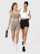 Top deportivo color verde oliva, de un hombro, con tirantes elásticos cruzados en la espalda y almohadillas removibles.