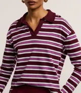 Blusa polo de manga larga con rayas horizontales en tonos borgoña y blanco.