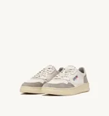 Championes urbanos Autry Medalist, color blanco con detalles en gris y suela color crema.