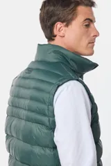 Chaleco verde oscuro con cuello alto y cierre frontal con cremallera.