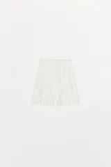 Short de algodón blanco con finas rayas verticales grises, tiro alto y cintura elástica.