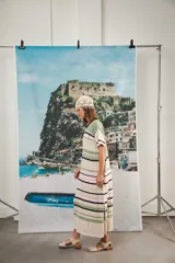 Vestido largo de tejido calado con rayas horizontales en color crudo, azul marino y rojo. Tiene tajo lateral y logo bordado en la manga.