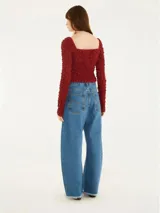 Pantalón de jean celeste, corte amplio, de cintura alta y bolsillos laterales.