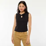 Musculosa negra sin mangas con detalle retorcido en el escote y abertura en forma de gota.