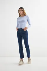 Pantalón jean negro cropped, de corte acampanado y tiro alto.