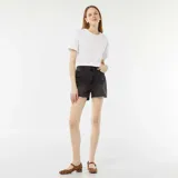 Short de jean color gris oscuro con efecto desgastado y terminaciones desflecadas.