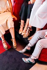 Zapato de tacón de 6 cm de alto color rosa nude, con cordones y borlas.