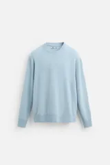 Jersey celeste de cashmere y lana, de corte relajado, cuello redondo y manga larga con terminaciones en rib.