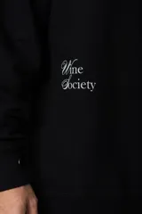 Buzo color beige de frisa con cuello redondo, mangas largas y logo bordado en el pecho.